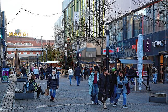 Auch an einem gewöhnlichen Nachmittag unter der Woche ist Ende November viel Betrieb in der Singener Fußgängerzone – im Bild die ...