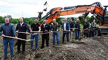Symbolischer Spatenstich fürs zentrale Feuerwehrgerätehaus in Bermatingen (von links): Ahausens Ortsvorsteher Karl Hafen, Jens Bühler, ...