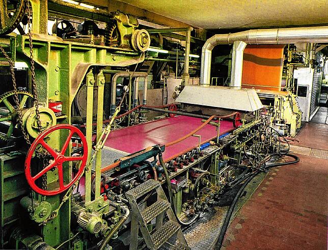 Das Herz der mehrfach modernisierten und erweiterten Papiermaschine von 1914 im Jahr 1990.