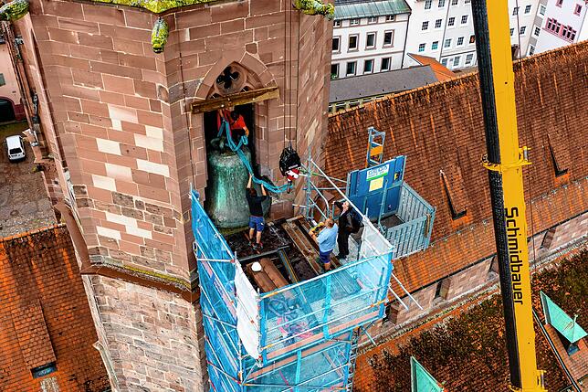 Die Glocke aus dem Fenster zu bekommen, ist millimetergenaue Präzisionsarbeit.