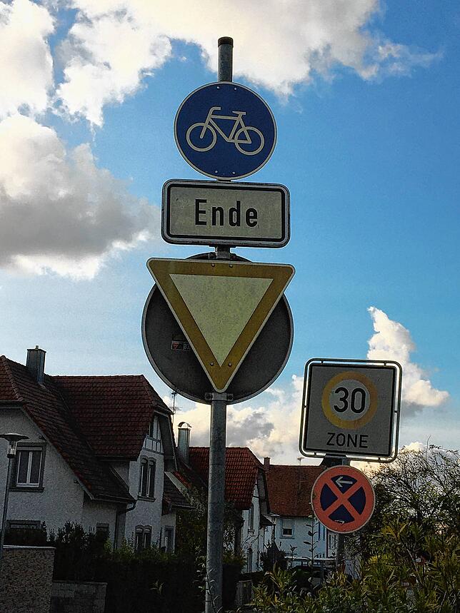 Immer wieder stößt man in Gottmadingen auf diese Schilderkombination, die darauf hinweist, dass hier der Radweg endet. Hier muss die ...