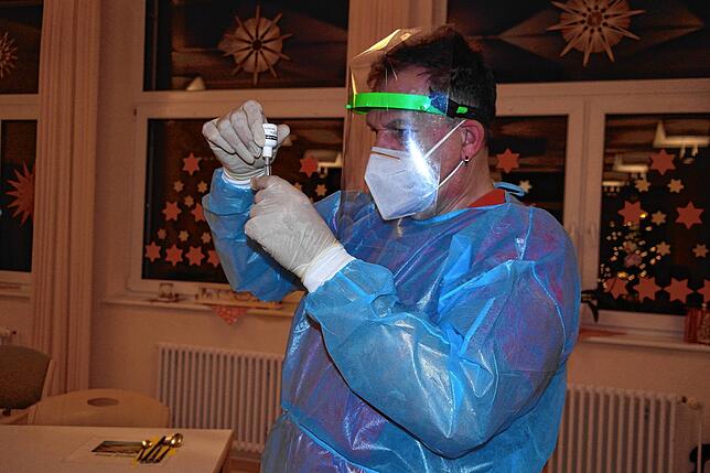 Corona-Schnelltests im Pflegeheim St. Franziskus sollten die Verbreitung des Virus verhindern. Hier bereitet Altenpfleger Uwe Walter die ...