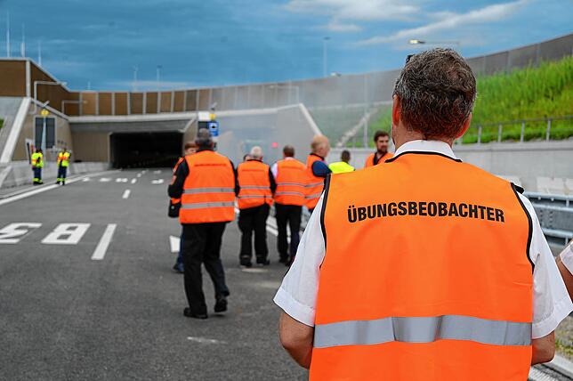 Zahlreiche Experten und Vertreter verschiedener Ämter und Behörden beobachteten die Vollübung.