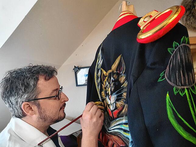 Detailarbeit am Uniformrücken. Dominik Schaaf malt ein Motiv von Jakob Kaiser auf den Gehrock.