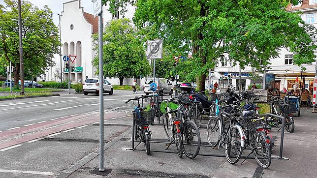 In diesem Bereich des Gebhardsplatzes, der in die Moltkestraße übergeht, sind Parkplätze Mangelware. Jetzt wurden zwei Plätze zu ...