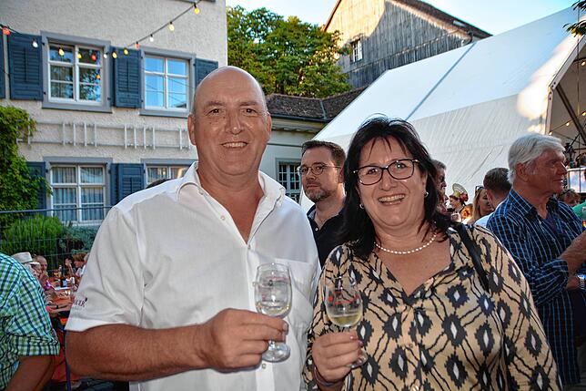 Albert und Renate Staneker freuen sich über die Wahl ihrer Tochter Angela zur Bodensee-Weinprinzessin, die damit nach ihrer Schwester ...