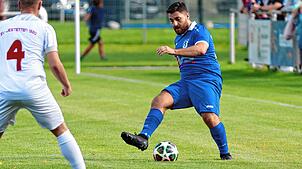 Wichtiger Ausgleich: Luigi Lentisco glich für den FC Erzingen beim SV Rheintal mit einem direkten Freistoß zum 1:1 aus. Kamil Bednarek ...