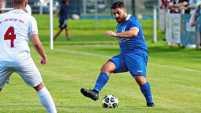 Wichtiger Ausgleich: Luigi Lentisco glich für den FC Erzingen beim SV Rheintal mit einem direkten Freistoß zum 1:1 aus. Kamil Bednarek ...