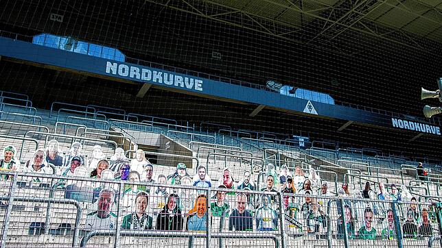 Die ersten &ldquo;Pappkameraden&bdquo; &ndash; Fans von Borussia Mönchengladbach &ndash; werden im Borussia Park von ...