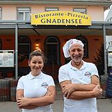 Alfredo Niosi und seine Geschäftspartnerin Alina Calina vor dem Restaurant Gnadensee.