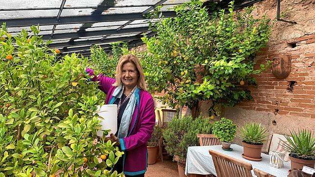 Ihr kleines Stück Italien: Massimiliana Fürstin zu Fürstenberg verbringt gerne Zeit mit der Gartenarbeit. Hier in einem alten Gartenhaus ...