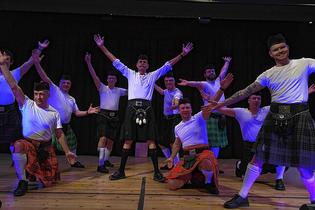 Männerballet im Schottenrock: Weit weg von Rüschen und Tutu bringen die Jungs jede Menge Power auf die Bühne des Bürgerhauses.