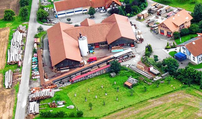 Seit 1998 liegt der weitläufige Hummel-Betrieb an den Wintersulger Öhmdwiesen.