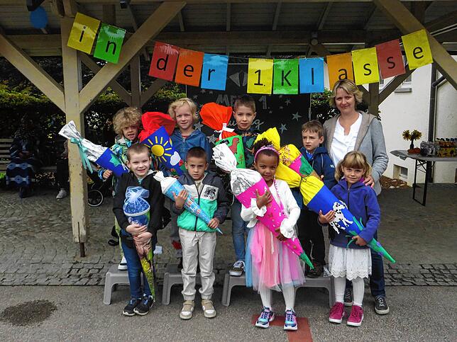 Acht Jungen und Mädchen wurden in die erste Klasse der Grundschule Dettighofen-Baltersweil eingeschult. Klassenlehrerin ist Sandra ...