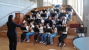 Das Orchester der Schule unter der Leitung von Patricia Schmidt umrahmt die Feierstunde. 15 Musikerinnen und zehn Musiker zeigten eine ...