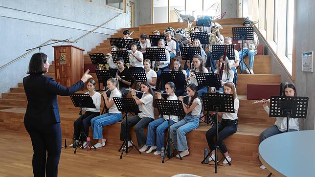 Das Orchester der Schule unter der Leitung von Patricia Schmidt umrahmt die Feierstunde. 15 Musikerinnen und zehn Musiker zeigten eine ...