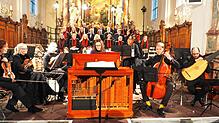 Während der Segnungen und tröstenden Worte erklingen zarte Soli der Instrumentalistinnen und Instrumentalisten. Anschließend geht es mit ...