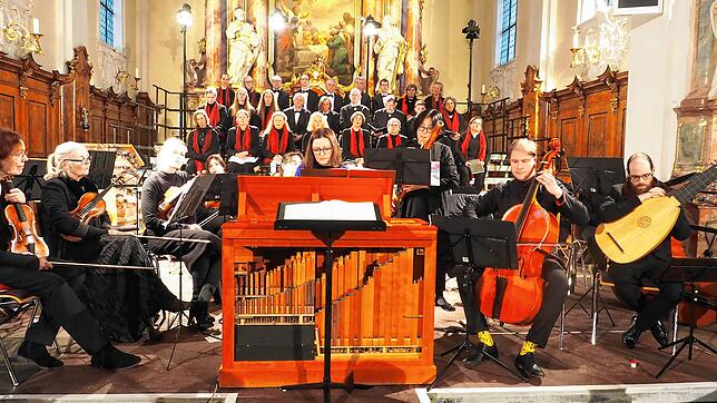 Während der Segnungen und tröstenden Worte erklingen zarte Soli der Instrumentalistinnen und Instrumentalisten. Anschließend geht es mit ...