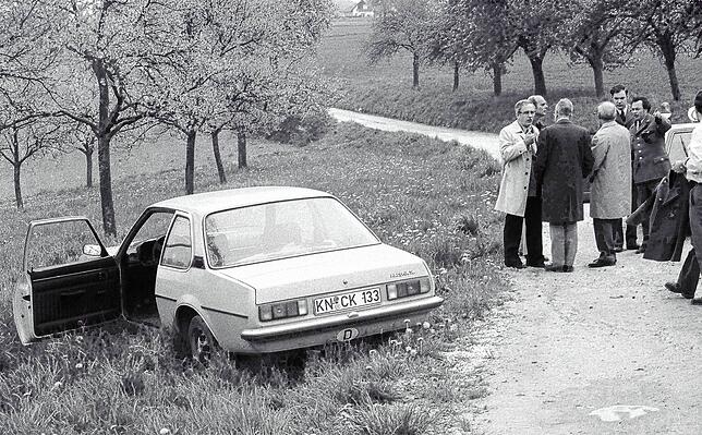 Das Fluchtauto, ein Opel Ascona, haben die Terroristen Verena Becker und Günter Sonnenberg auf einer Streuobstwiese oberhalb der Aach ...