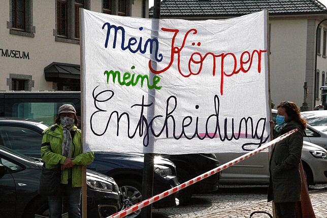 Zwei Frauen beim Protest am Dienstag in Görwihl.