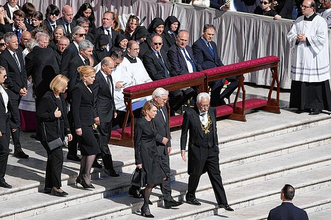Bundespräsident Frank-Walter Steinmeier (vorn., M,r.) und seine Frau Elke Büdenbender kommen mit Bundeskanzler Olaf Scholz (2. Reihe, ...