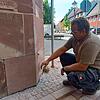 Tobias Feichtinger und sein Team sorgen dafür, dass die beschädigten Buntsandsteine ausgetauscht werden.