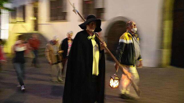 Der Radolfzeller Nachtwächter auf seiner Tour mit den Teilnehmern: Die Stadtführungen in der Abenddämmerung sind seit Jahren ...