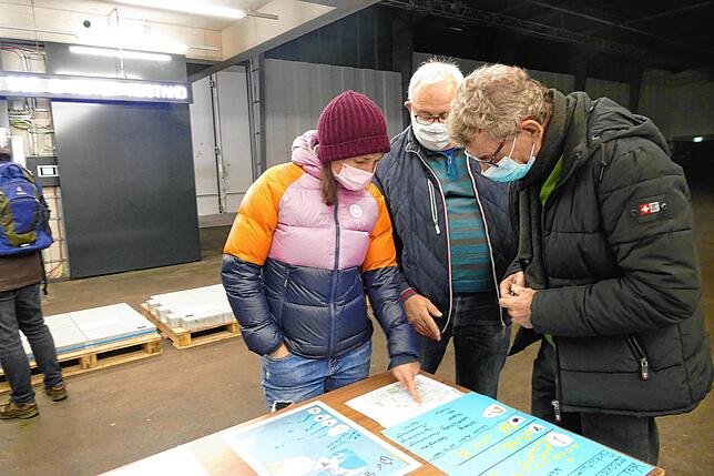 Alexandra Riedmaier (von links), Martin Auer und Franz Wild diskutieren bei der Bemusterung über die Gestaltung des ...