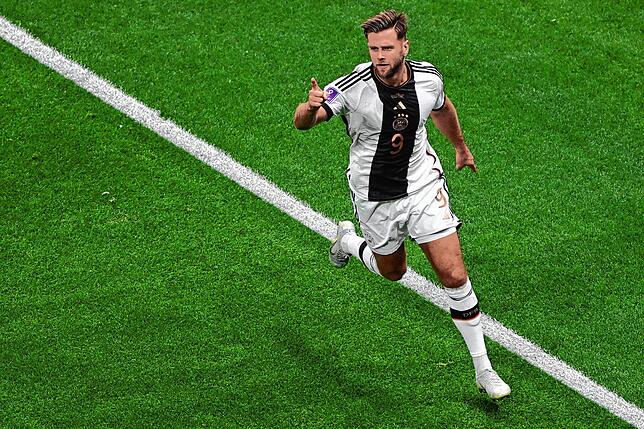 Deutschlands Nummer 9 Niclas Füllkrug jubelt nach seinem Tor zum 1-1 gegen Spanien.