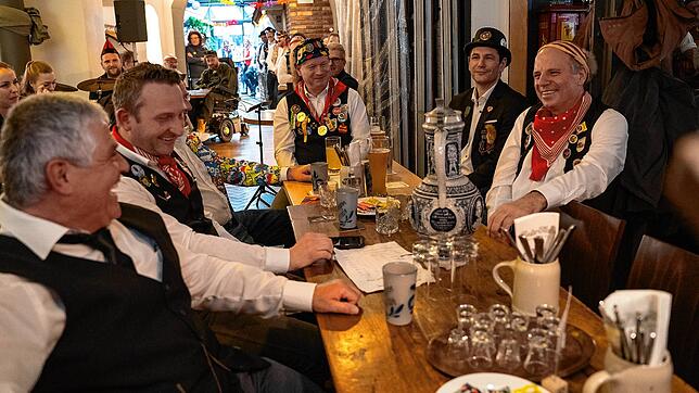 Bild 2: 60 Jahre Dorferschoppen: So viele fröhliche Männer auf einem Haufen!