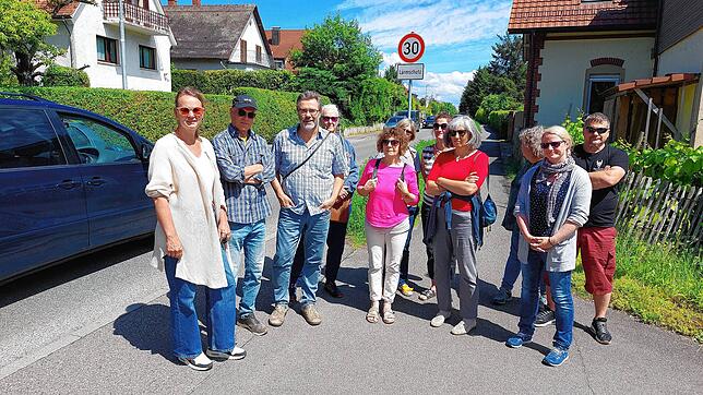 Tempo 30 reicht nicht: SPD-Rätin Sandra Graßl-Caluk, Harald Müller von der Bürgerinitiative (links) und viele andere Anwohner aus dem ...