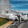 Feuerwehr AllensbachFeuerwehrleute kämpfen auf der B33 am Sonntag, 22. September, gegen das Feuer in einem Fahrzeug.