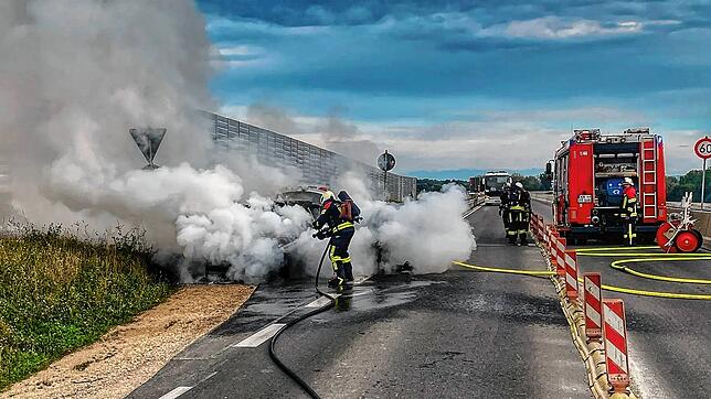 Feuerwehr AllensbachFeuerwehrleute kämpfen auf der B33 am Sonntag, 22. September, gegen das Feuer in einem Fahrzeug.