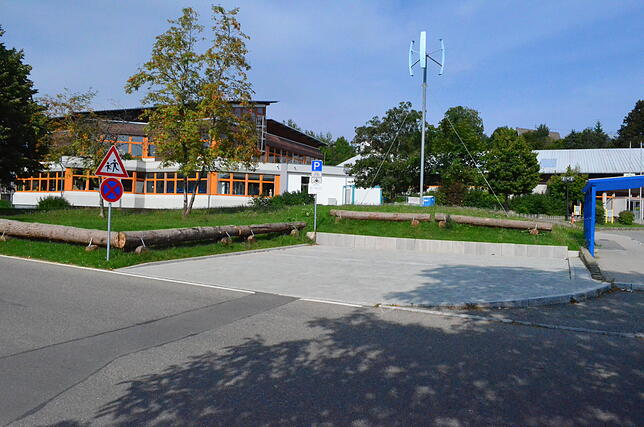 Die Eigeltinger Schule und Krebsbachhalle bilden auch heute ein optisches Ensemble. Auch wenn sich bei der Schule Äußerlich einiges ...