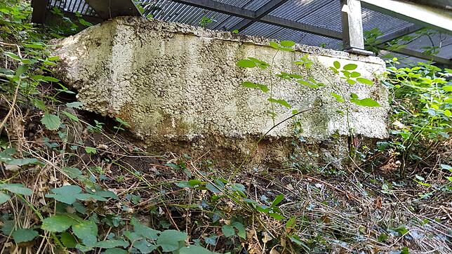 Durch Bodenerosion im Steilhang der Treppe, liegen die Fundamente inzwischen frei und gefährden die Standsicherheit der Treppe.