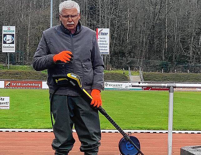 Bei der Arbeit: Gerhard Vogt rückt den verschmutzten Wegen, Stufen und Sitzbänken im Waldstadion auf den Leib.