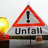 Ein Warndreieck mit der Aufschrift „Unfall“ (Symbolbild). Zu einem schweren Unfall mit mehreren Verletzten ist es am 31. Juli zwischen ...