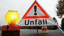 Ein Warndreieck mit der Aufschrift „Unfall“ (Symbolbild). Zu einem schweren Unfall mit mehreren Verletzten ist es am 31. Juli zwischen ...
