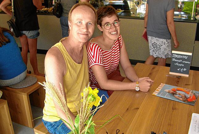 Norbert Hugel und seine Tochter Kathrin aus Konstanz sind begeistert vom Essen und dem Warenangebot.
