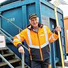 Mitarbeiter Alexander Kolesnikov ist das bekannteste Gesicht auf dem Recyclinghof. Er hat ein wachsames Auge darauf, was angeliefert wird.