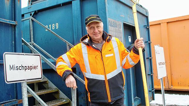 Mitarbeiter Alexander Kolesnikov ist das bekannteste Gesicht auf dem Recyclinghof. Er hat ein wachsames Auge darauf, was angeliefert wird.