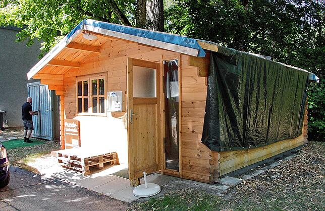 Die Holzhütte neben dem Kiosk ist für Gäste ein geselliger Zufluchtsort bei schlechtem Wetter.