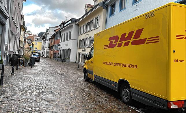 Ein DHL-Fahrzeug bringt Pakete zur Abholung in die Filiale in die Hüetlinstraße in der Konstanzer Altstadt.