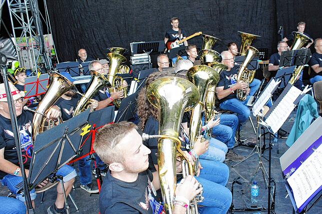 Das Brass-Orchester unter der Leitung von Burghard Burger begeisterte über 5000 Musikfans mit Blasmusik beim Rockfestival in Neuhausen ...