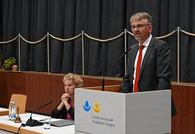 Martin Gruner hält in der Stadthalle Tiengen seine Antrittsrede. links neben ihm: Beigeordnete Petra Dorfmeister.