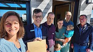 169 Unterschriften für mehr Verkehrssicherheit in Ittendorf überreichte Cornelia Hintz (von links) Bürgermeister Georg Riedmann und ...
