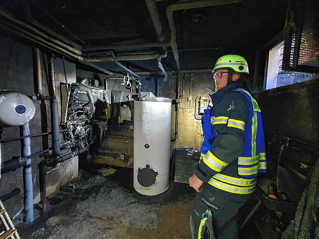 Beim Brand in einem Heizungskeller ist am Montagabend in Sipplingen Schaden entstanden. Gruppenführer René Schirmeister leuchtet den ...
