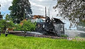 Die Überreste der Brandruine. Vom Bauernhaus in Tiefenhäusern bleibt nach dem Brand nicht mehr viel übrig.