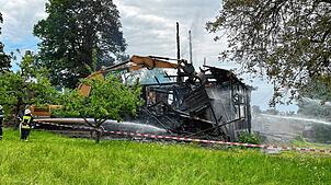 Die Überreste der Brandruine. Vom Bauernhaus in Tiefenhäusern bleibt nach dem Brand nicht mehr viel übrig.