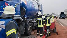 Die Feuerwehr ist an der Unfallstelle im Einsatz. Bild: Günther Brender